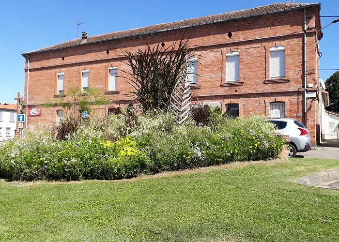 Atypique - 2 Chambres Avec Salles De Bains, Cuisine Equipee, Parking Gratuit