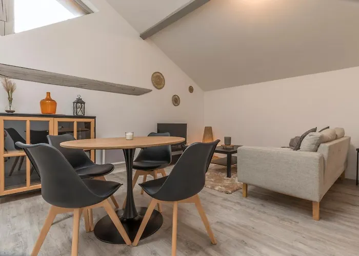 Atypique - 2 Chambres Avec Salles De Bains, Cuisine Equipee, Parking Gratuit